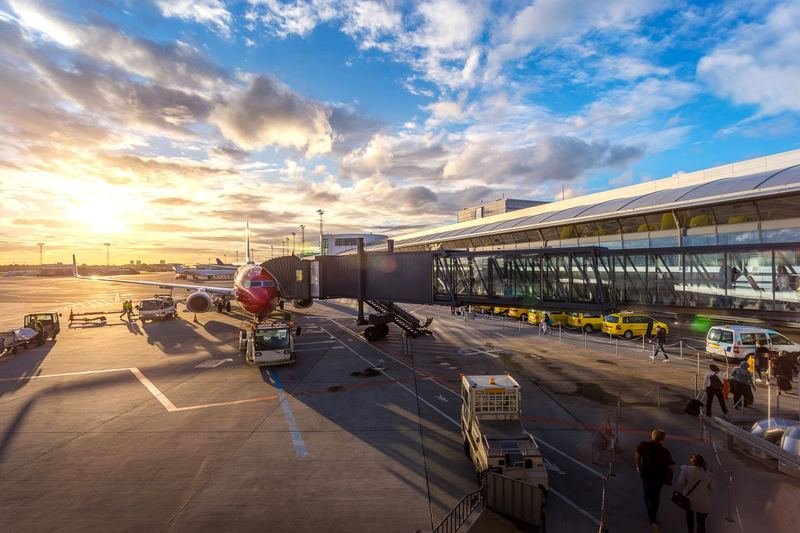 Aéroport au lever du soleil — transferts au Maroc